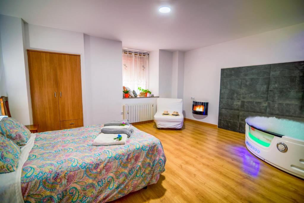 Rural house with jacuzzi and fireplace in the room for 24 people en Riello