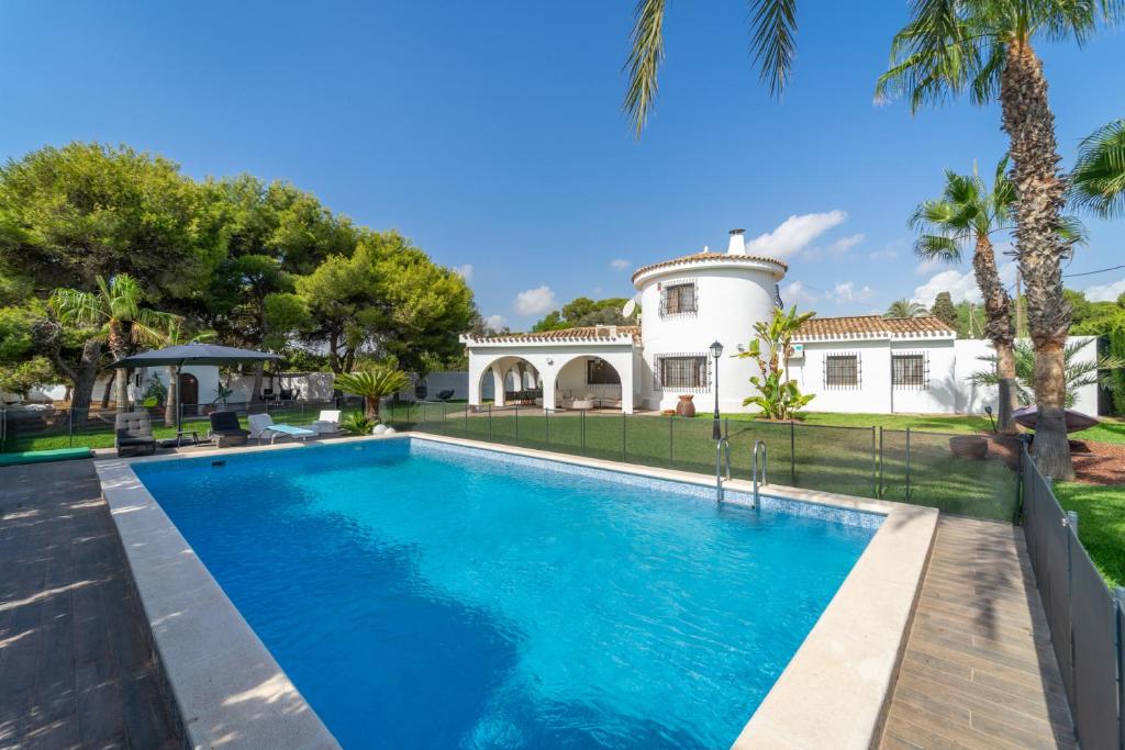 een zwembad voor een huis bij Myflats Villa los Pinos in El Campello