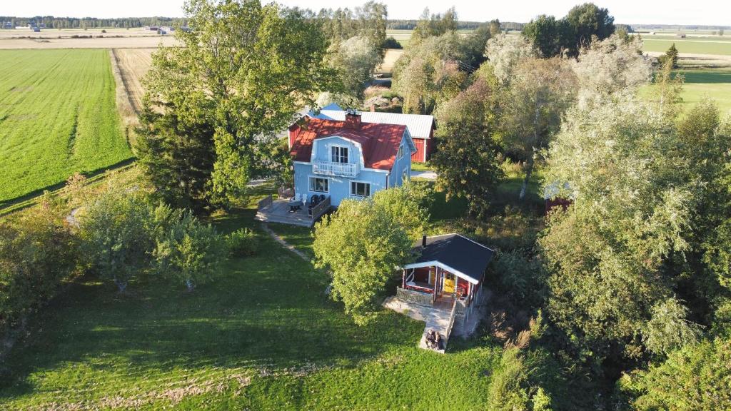 une vue aérienne sur une maison dans un champ dans l'établissement Arkkosen-Alajoki-Tupa, à Ilmajoki