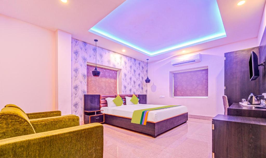 um quarto de hotel com uma cama e um lavatório em Treebo Trend The Bollywood em Bhubaneshwar
