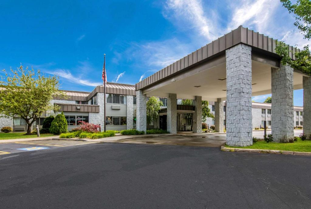 an office building with a flag in front of it at Clarion Pointe Jamestown - Falconer in Jamestown