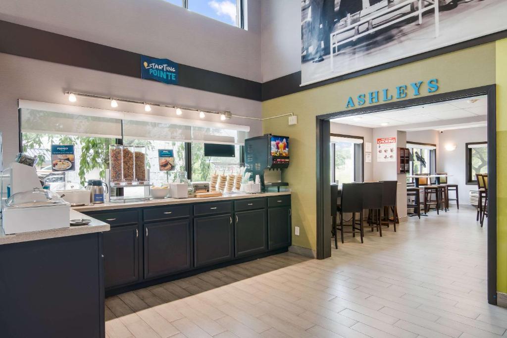 Clarion Pointe Jamestown - Falconer photo
