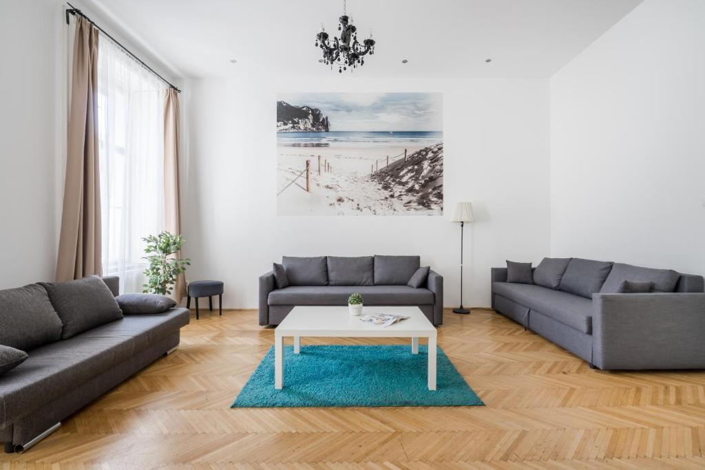 Sala de estar con 2 sofás y mesa en Real Apartments Vadász, en Budapest