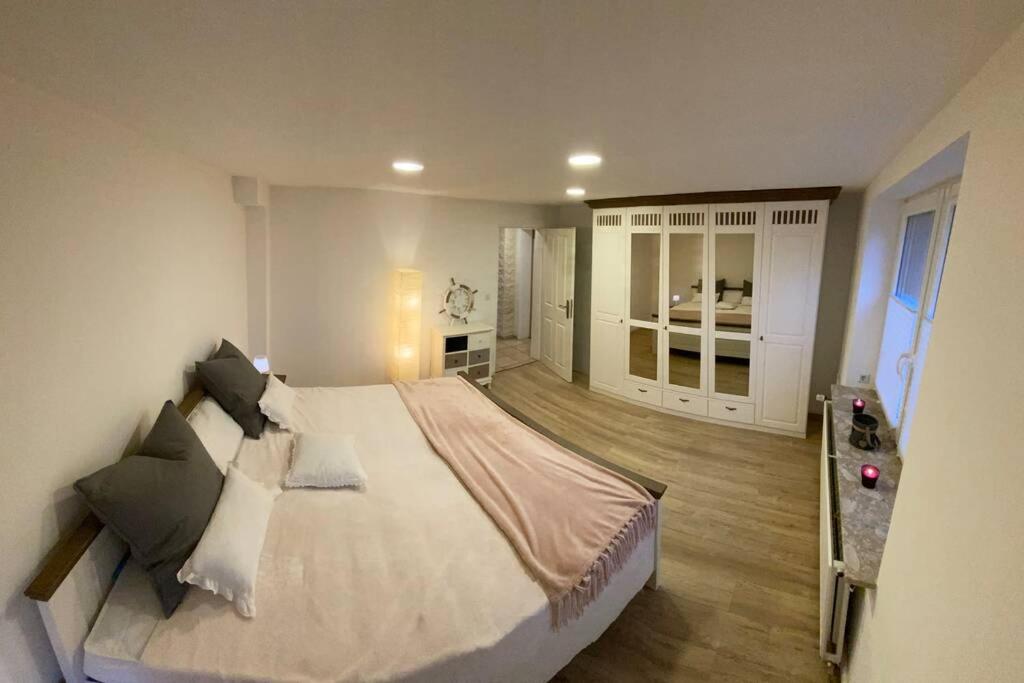 um quarto com uma cama grande num quarto em Schöne Wohnung mit Garten beim Outletcenter 5 km em Boostedt