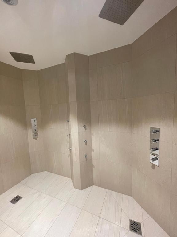 Postel nebo postele na pokoji v ubytování Hotel SPA Husseren Collections - Proche Colmar - Eguisheim