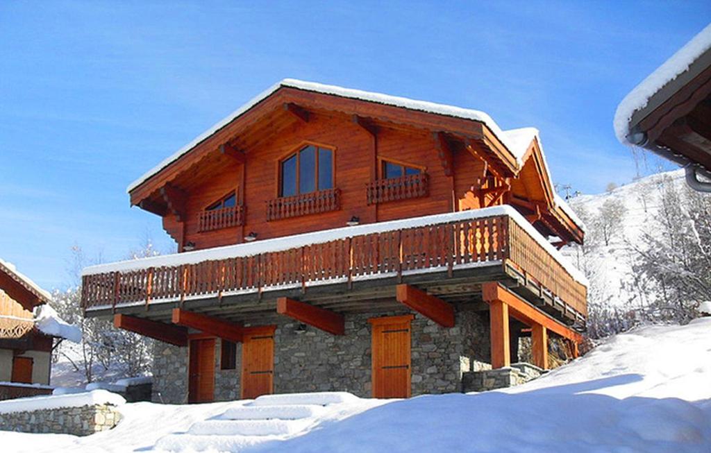 Cabaña de madera con balcón en la nieve en Odalys Chalet Le Panorama, en Les Deux Alpes
