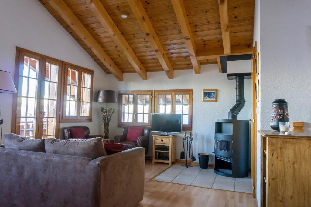 Posezení v ubytování Chalet Le Joyau - cosy mountain hideaway for up to 6 - close to shops, restaurants and ski lifts