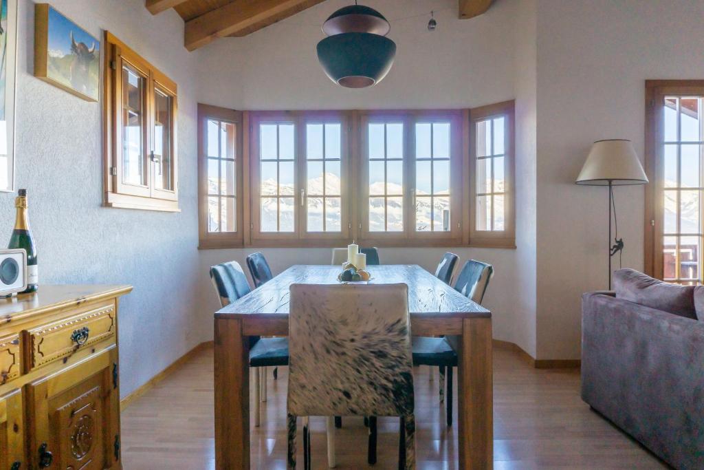 Posezení v ubytování Chalet Le Joyau - cosy mountain hideaway for up to 6 - close to shops, restaurants and ski lifts