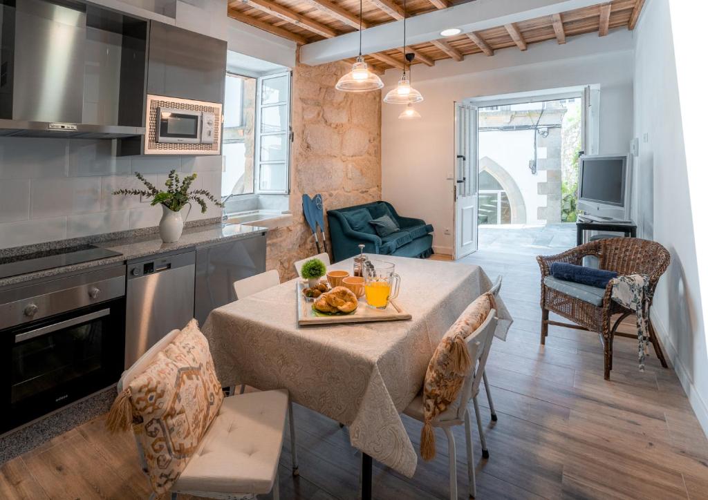 una cucina con un tavolo con un piatto di frutta sopra di Casa dos Infantes a Muros