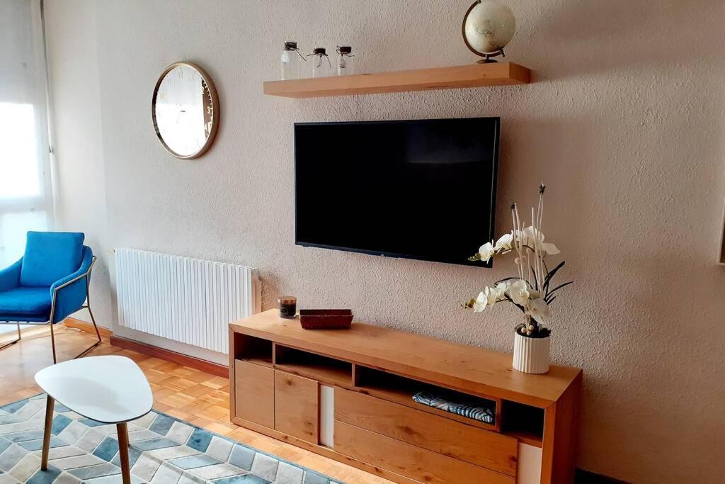 TV a/nebo společenská místnost v ubytování Adosado Marblés con Txoko y Wifi