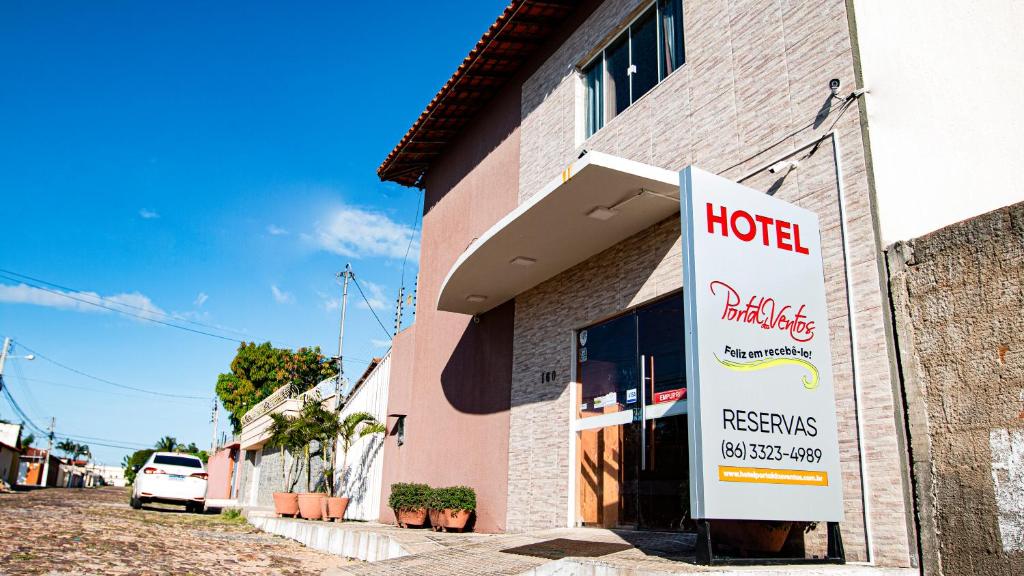 a hotel building with a sign in front of it at Hotel Portal dos Ventos in Parnaíba