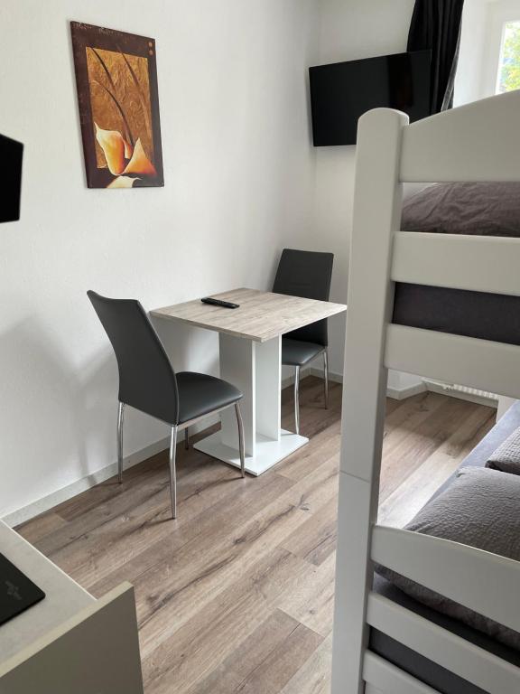 Uma cama ou camas num quarto em Haus zur Eiche Private 1 Zimmerstudios
