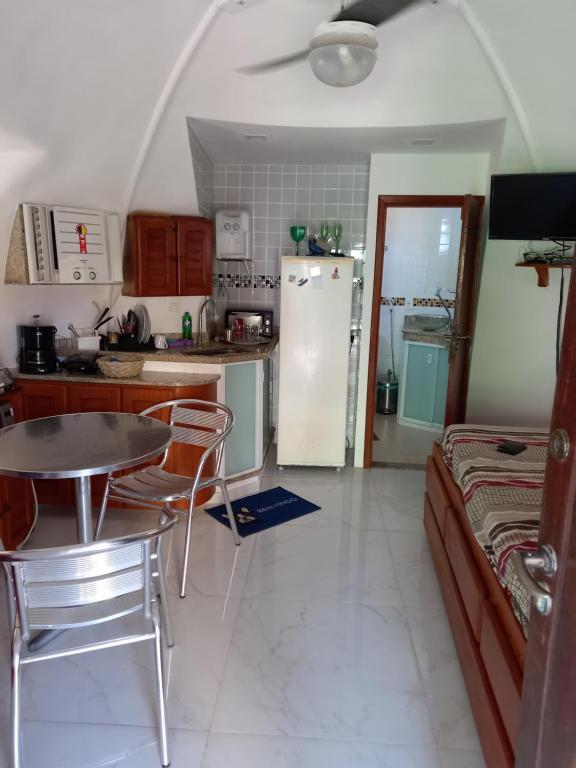 Кухня или мини-кухня в Chalé em Búzios 100m da Praia de Tucuns
