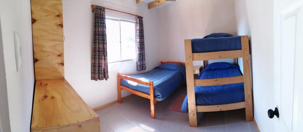 Postel nebo postele na pokoji v ubytování Hostal El Colibri