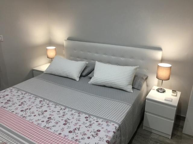 1 dormitorio con 1 cama grande y 2 mesitas de noche en Apartamento estilo nórdico en Malasaña (Madrid Centro), en Madrid