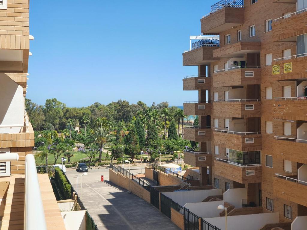 - une vue depuis le balcon d'un bâtiment dans l'établissement Costa Azahar II Nº 1033, à Oropesa del Mar