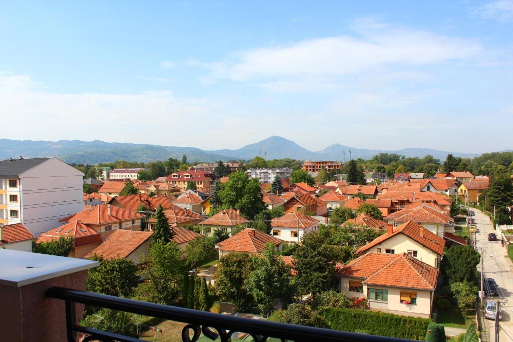 uitzicht op een stad met rode daken bij Exceptional Accommodation in Čačak