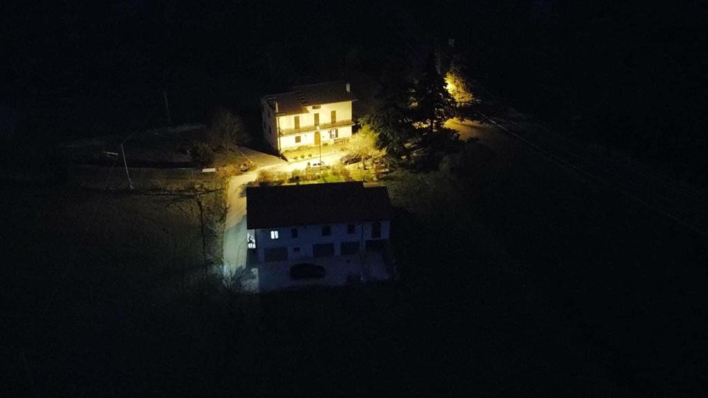 ein Haus wird nachts beleuchtet in der Unterkunft Bed&Breakfast La Ginestra in Abbateggio