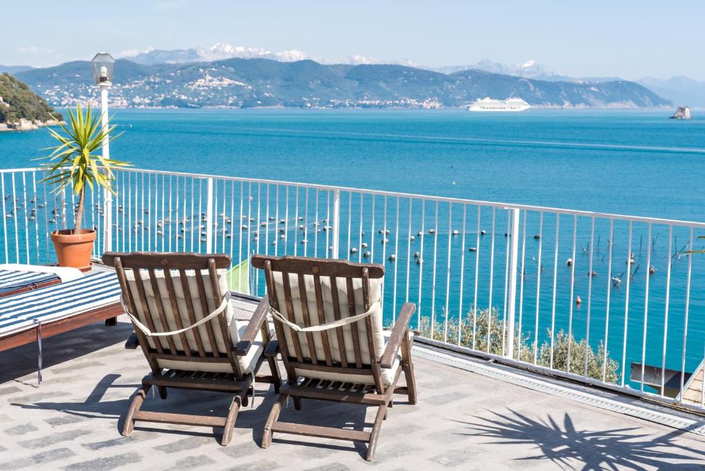 2 sillas sentadas en un balcón con vistas al agua en Affittacamere la Tortuga, en Portovenere