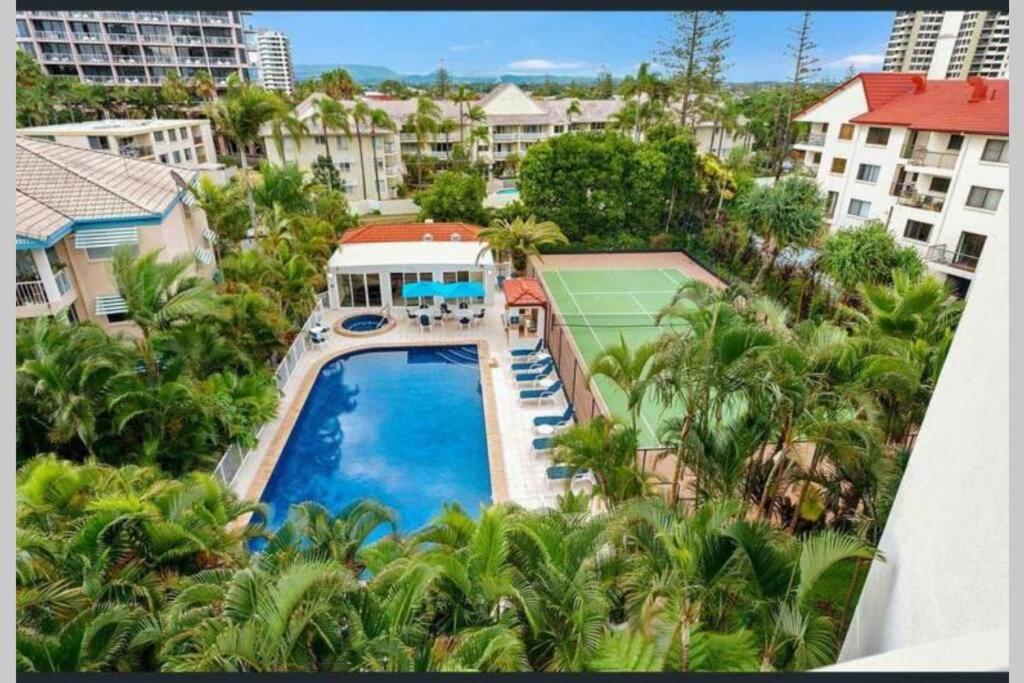 Vista de la piscina de Surfers/Broadbeach Pool View. Free Parking & WIFI o d'una piscina que hi ha a prop