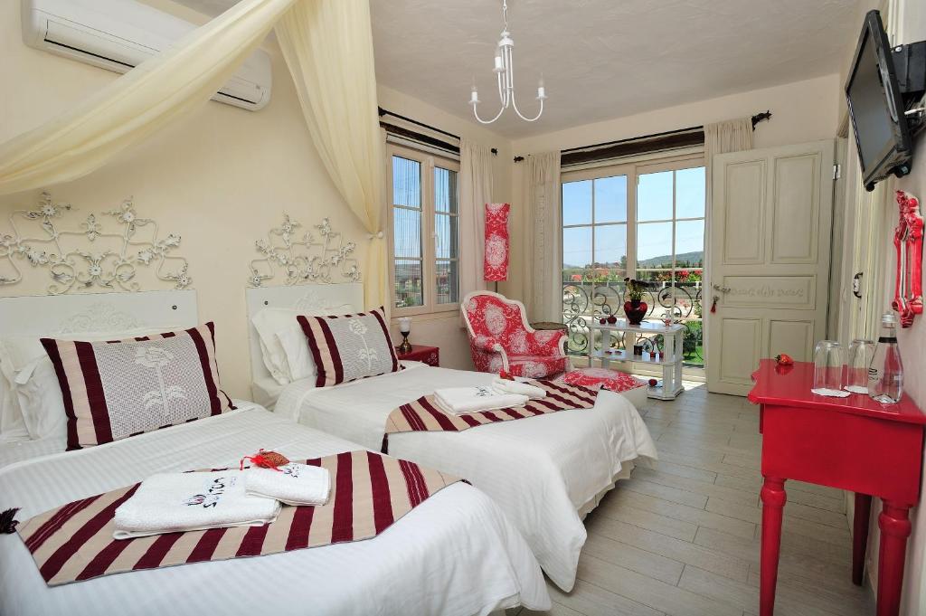 TV a/nebo společenská místnost v ubytování Alaçatı Sultan Konak Butik Otel ℳℛ Luxury Concept