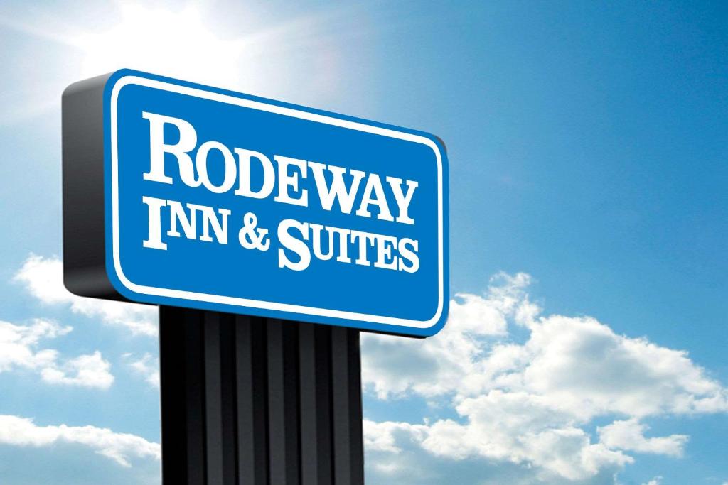 SabinetownにあるRodeway Inn & Suitesの青い看板