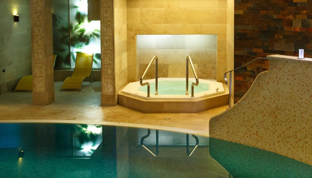 Bazén v ubytování Meduza Hotel & Spa nebo v jeho okolí