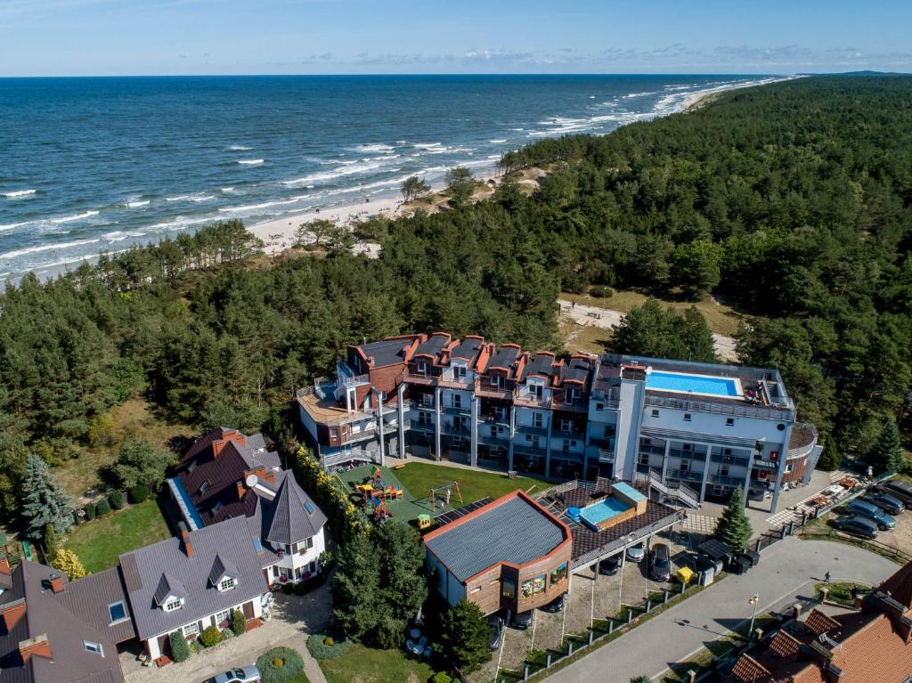 uma vista aérea de um hotel e da praia em Apartamenty Jeanette em Rowy