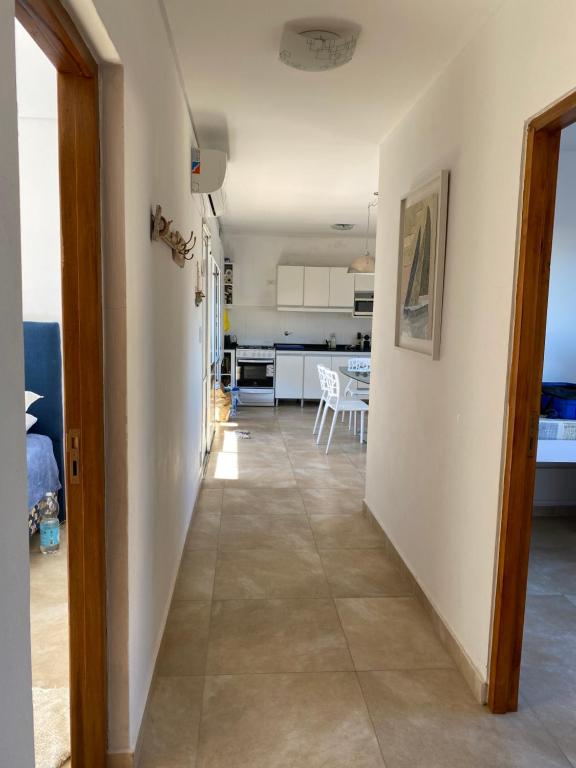um corredor que leva a uma cozinha e a uma sala de estar em Hermoso depto Valeria del Mar em Valeria del Mar