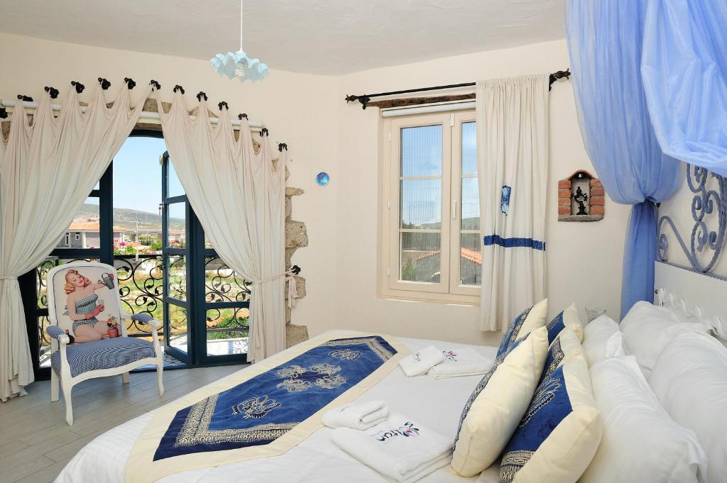 Postel nebo postele na pokoji v ubytování Alaçatı Sultan Konak Butik Otel ℳℛ Luxury Concept