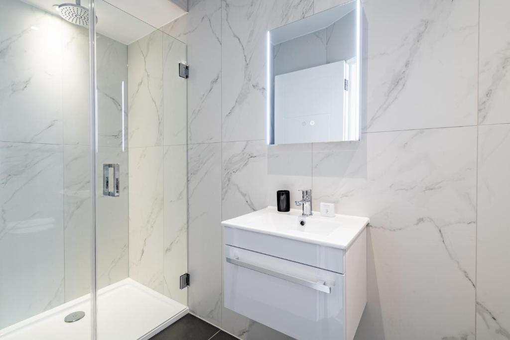 No. 2 Queensberry Place by Stayo - Two-Bedroom Apartment
