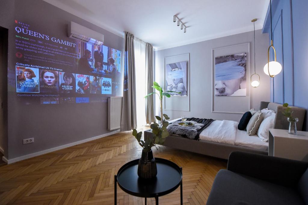 En tv och/eller ett underhållningssystem på THE CINEMA - Central Apartment near Radisson