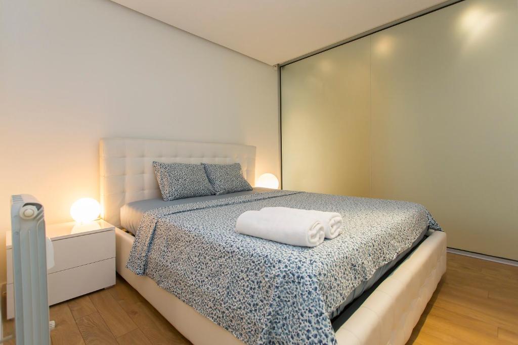1 dormitorio con 1 cama con 2 toallas en Modern Apartment in the City Center, en Sofía