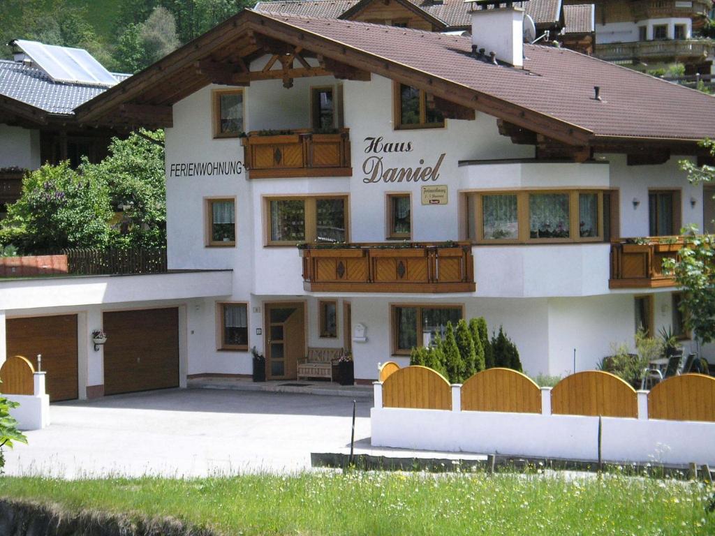 een gebouw met een bord dat thuis staat bij Haus Daniel in Neustift im Stubaital