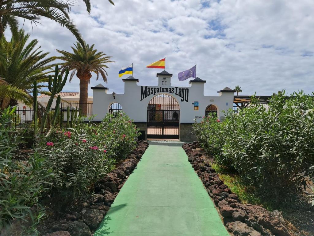 een loopbrug naar de voorzijde van een gebouw bij Maspalomas Lago One Bedroom Bungalow 39 in Maspalomas