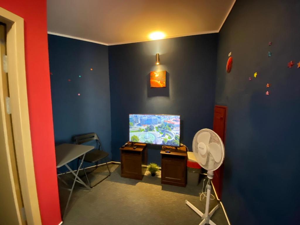 Televízia a/alebo spoločenská miestnosť v ubytovaní Hostel Galaxy