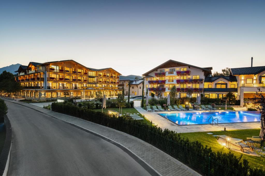 una carretera vacía en un complejo con piscina en Hotel Grünauerhof en Wals