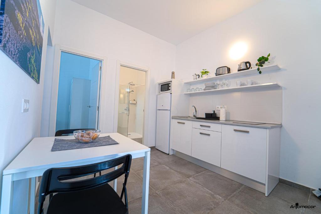 Kuchyňa alebo kuchynka v ubytovaní Apartamentos Anjomacar A