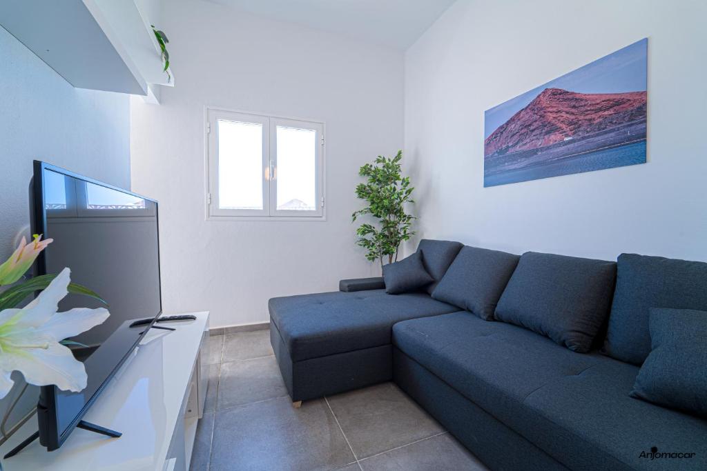 Televízia a/alebo spoločenská miestnosť v ubytovaní Apartamentos Anjomacar A