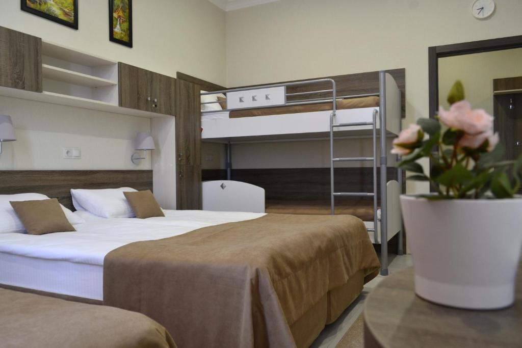 two beds in a room with two bunk beds at Апартаменты Park & House 42 на 5 гостей рядом с Источником и парком in Essentuki