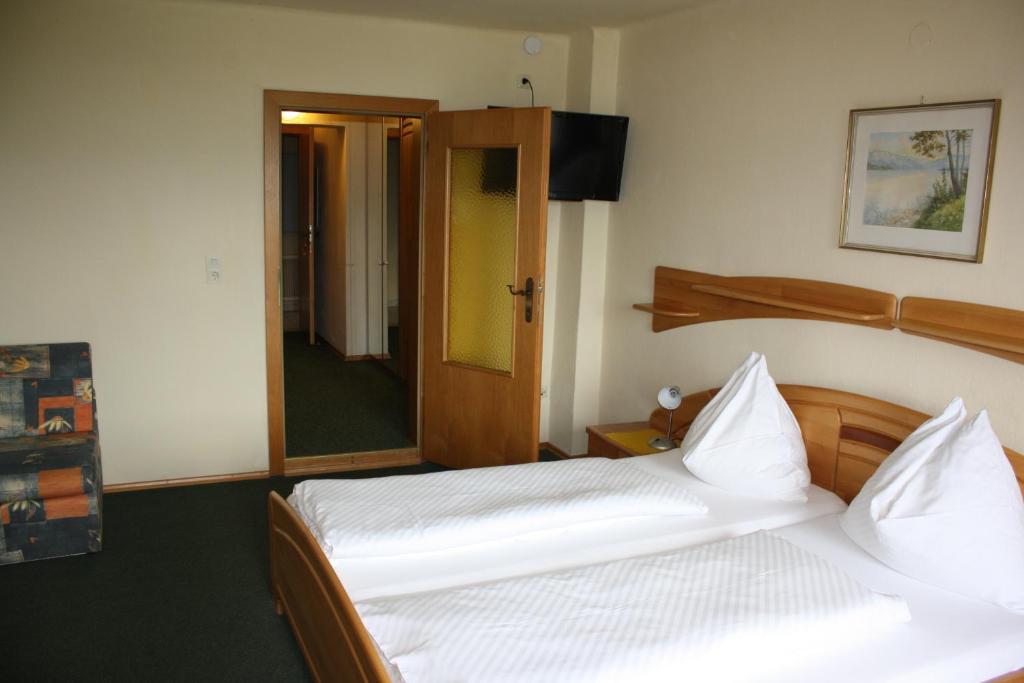 Postel nebo postele na pokoji v ubytování Haus Rosenauer Zimmer & Ferienwohnungen