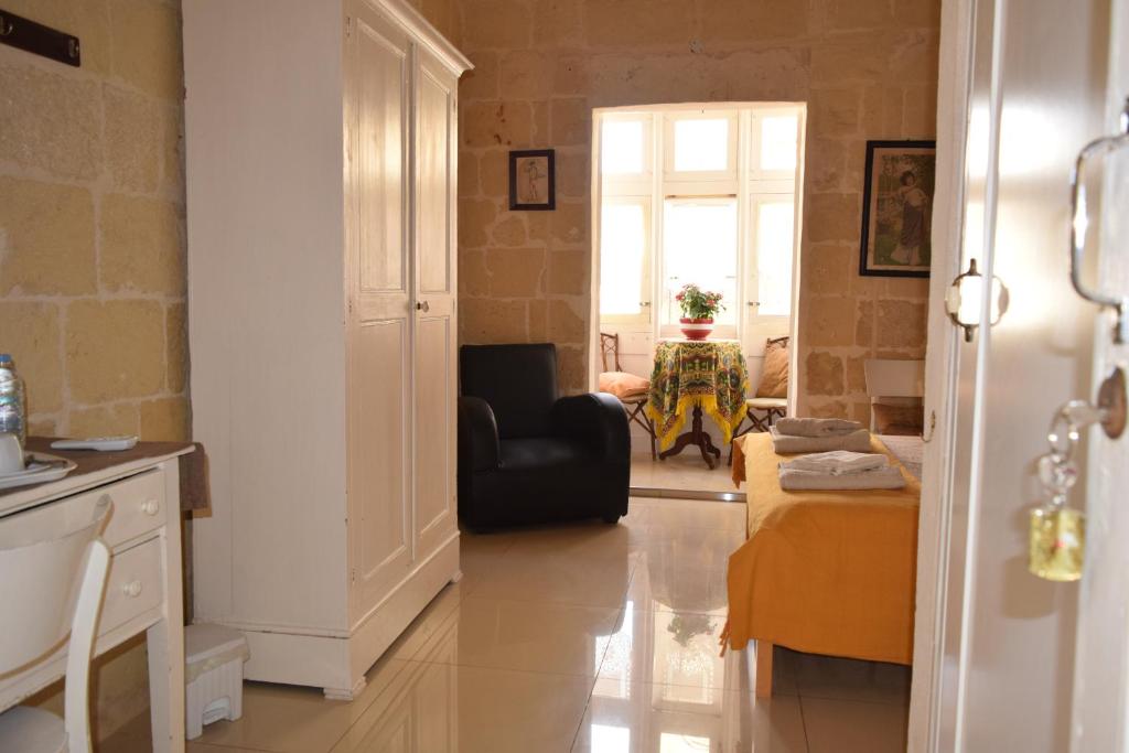 Maria Townhouse Heart of Victoria B&B - 7