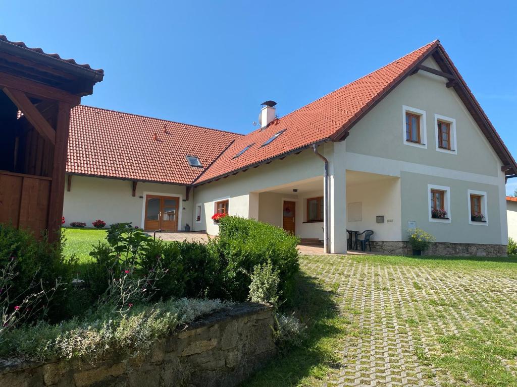 una casa bianca con tetto rosso di Chalupa Jako doma a Nová Bystřice