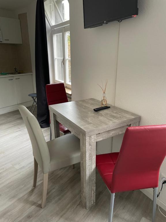 Uma televisão e/ou sistema de entretenimento em Haus zur Eiche Private 1 Zimmerstudios