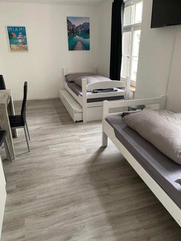Uma cama ou camas num quarto em Haus zur Eiche Private 1 Zimmerstudios