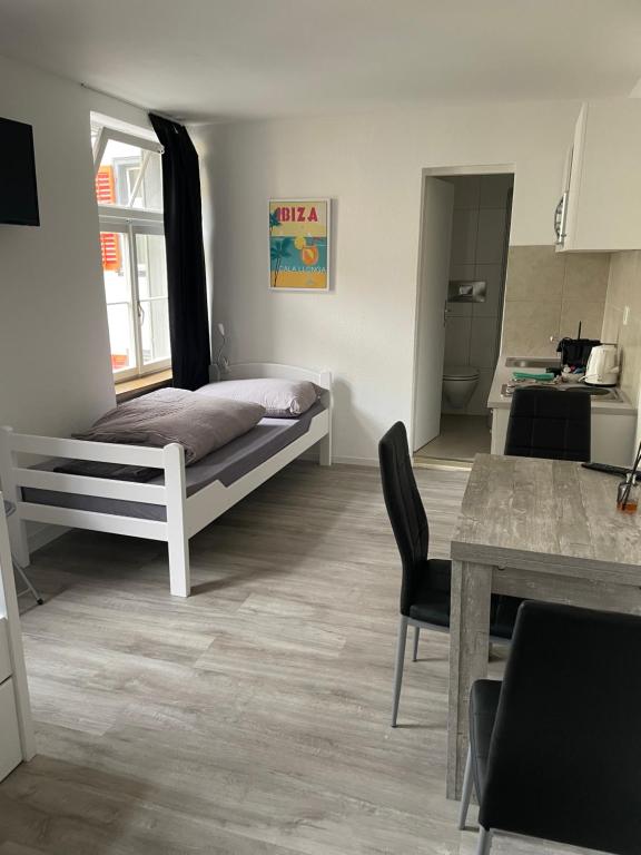 Uma cama ou camas num quarto em Haus zur Eiche Private 1 Zimmerstudios