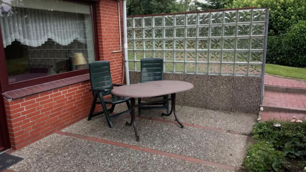 una mesa y dos sillas sentadas junto a una ventana en Ferienwohnung Führing, 