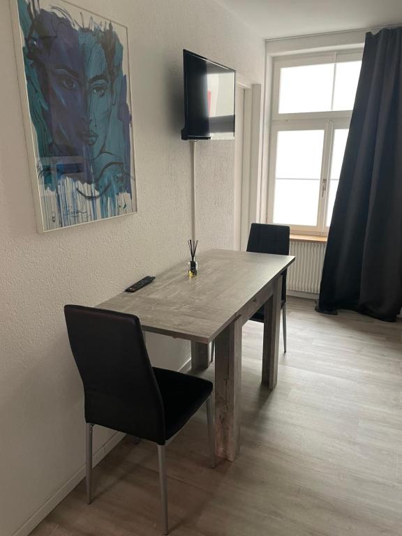 Uma televisão e/ou sistema de entretenimento em Haus zur Eiche Private 1 Zimmerstudios