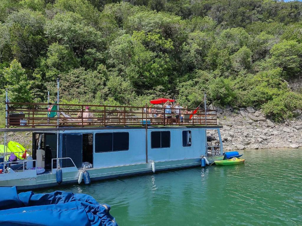Botel Houseboat-Yacht Nestled In A Lake Travis Cove (USA Hudson Bend) -  Booking.com