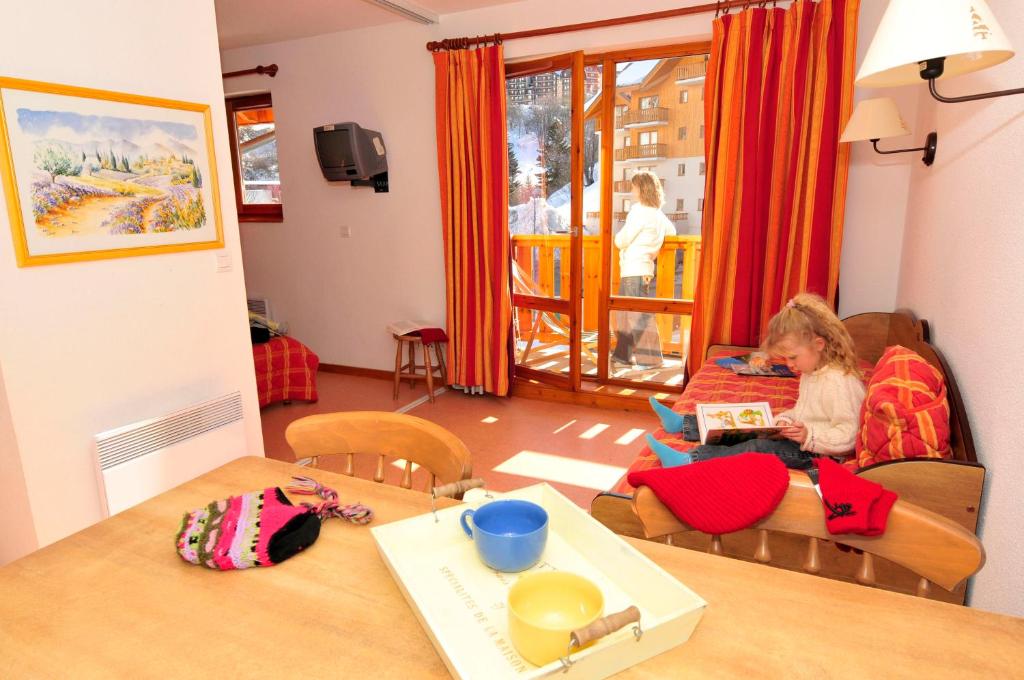 Μια τηλεόραση ή/και κέντρο ψυχαγωγίας στο Résidence Goélia - Le Rond Point des Pistes